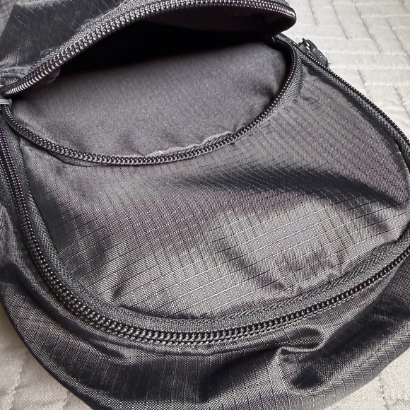 Vera Bradley Black Crossbody Sling Bag - Picture 2 of 7